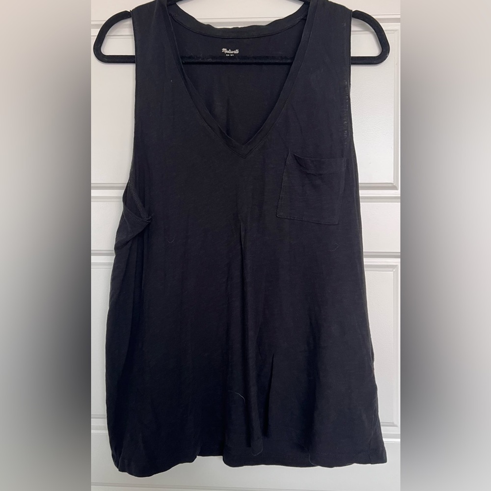 Tank with pocket